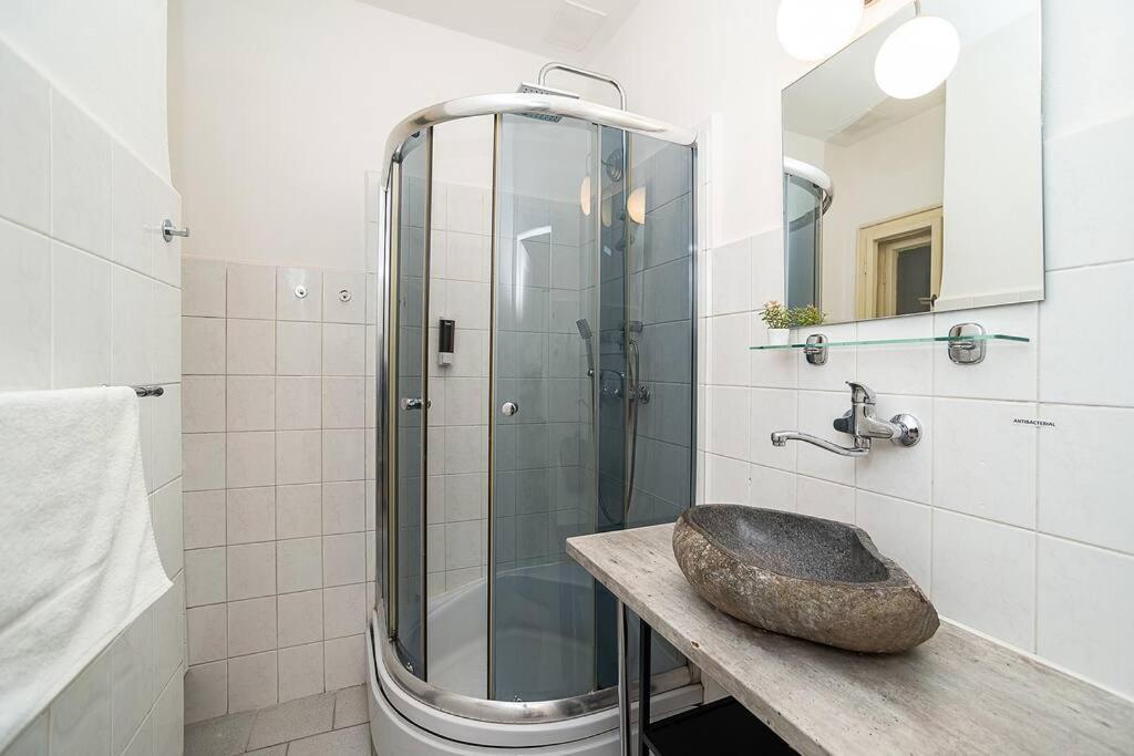Modern, Bright In A Great Location Apartment Prague