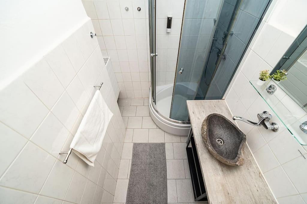 Modern, Bright In A Great Location Prague