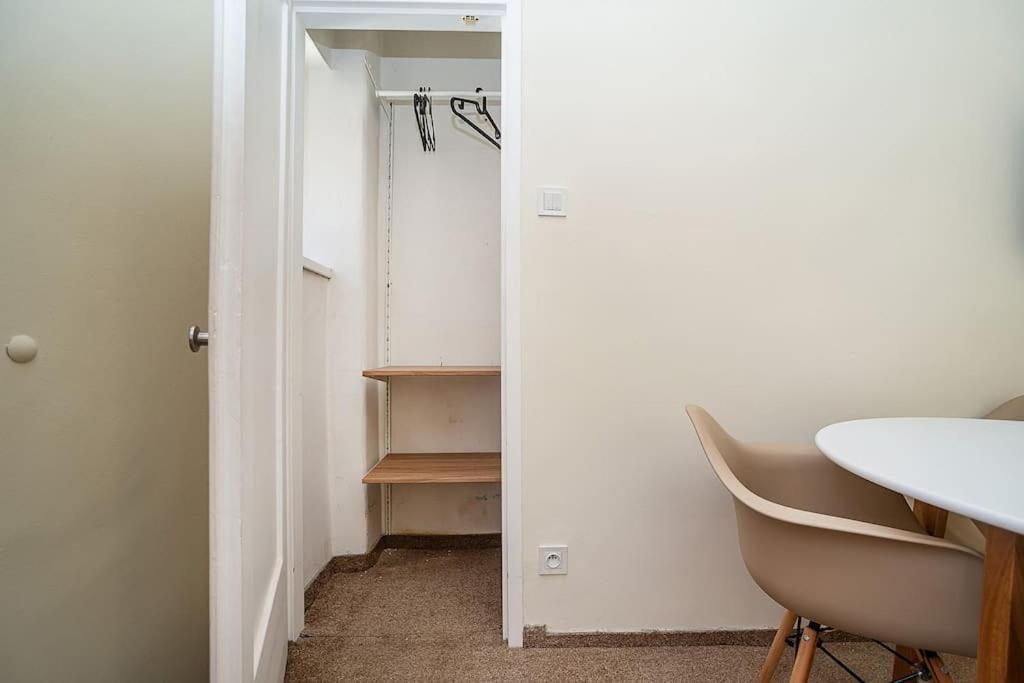 Modern, Bright In A Great Location Appartement